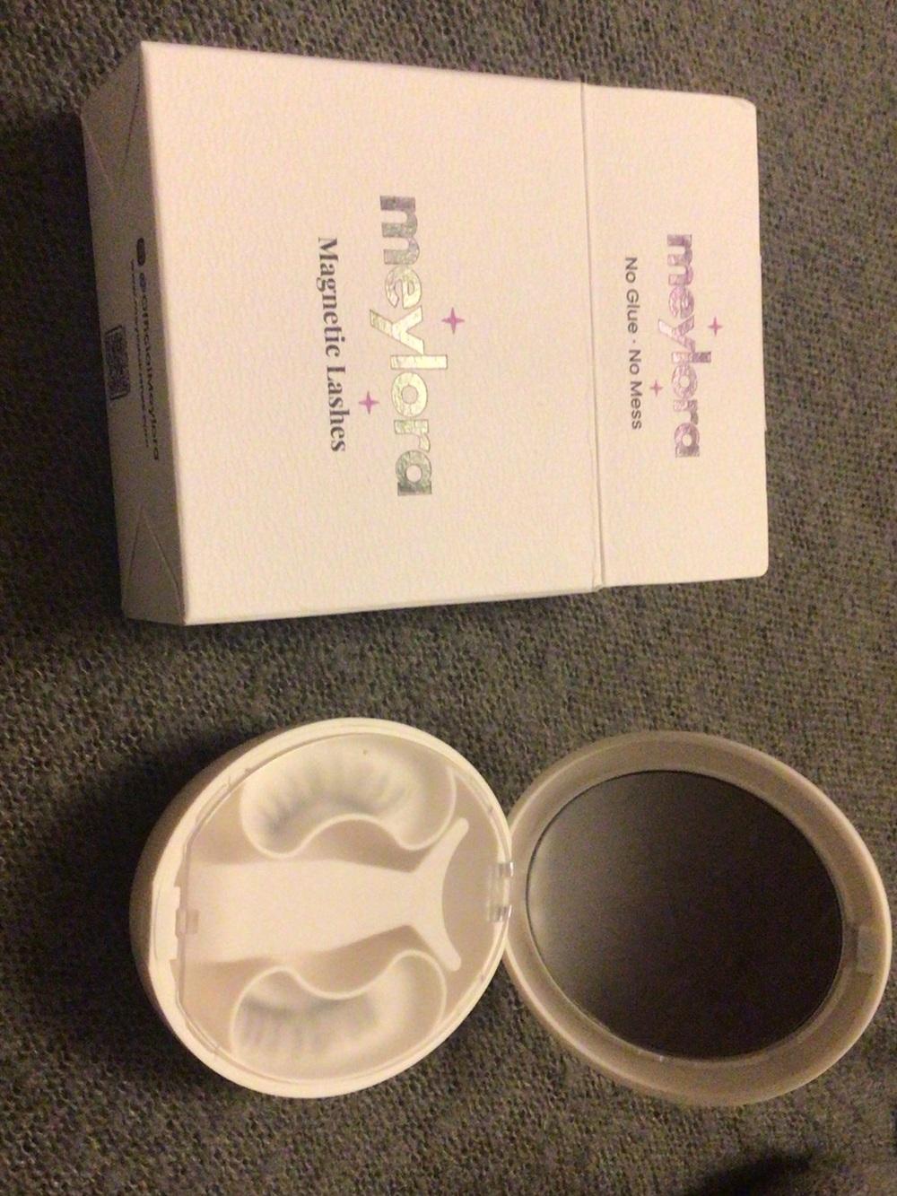 White Magnetic Lashes Case with Mirror
